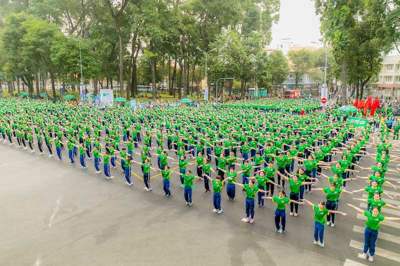 tiet-muc-dong-dien-tren-nen-nhac-nang-dong-viet-nam-do-1600-em-hoc-sinh-tu-16-truong-tieu-hoc-va-trung-hoc-co-so-trinh-dien-da-thoi-bung-suc-nong-cua-ngay-hoi-the-thao1-1679828940.jpg