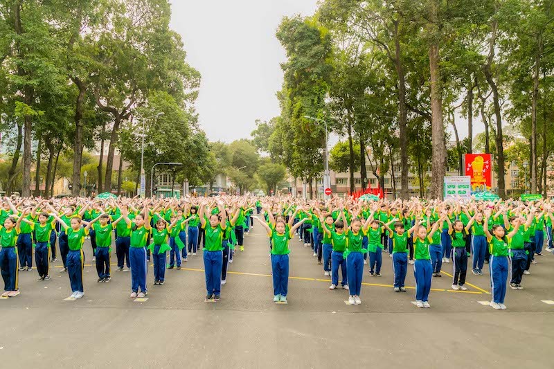 tiet-muc-dong-dien-tren-nen-nhac-nang-dong-viet-nam-do-1600-em-hoc-sinh-tu-16-truong-tieu-hoc-va-trung-hoc-co-so-trinh-dien-da-thoi-bung-suc-nong-cua-ngay-hoi-the-thao2-1679829824.jpg