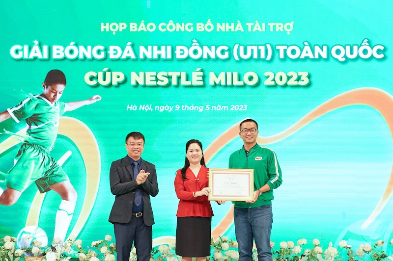 hinh-anh-bat-buoc-co-trong-bai-tai-le-hop-bao-nestle-viet-nam-da-vinh-du-don-nhan-bang-khen-tu-lien-doan-bong-da-viet-nam-cho-chuong-trinh-nang-dong-viet-nam-ghi-nhan-nhung-thanh-tic-1683791503.jpg