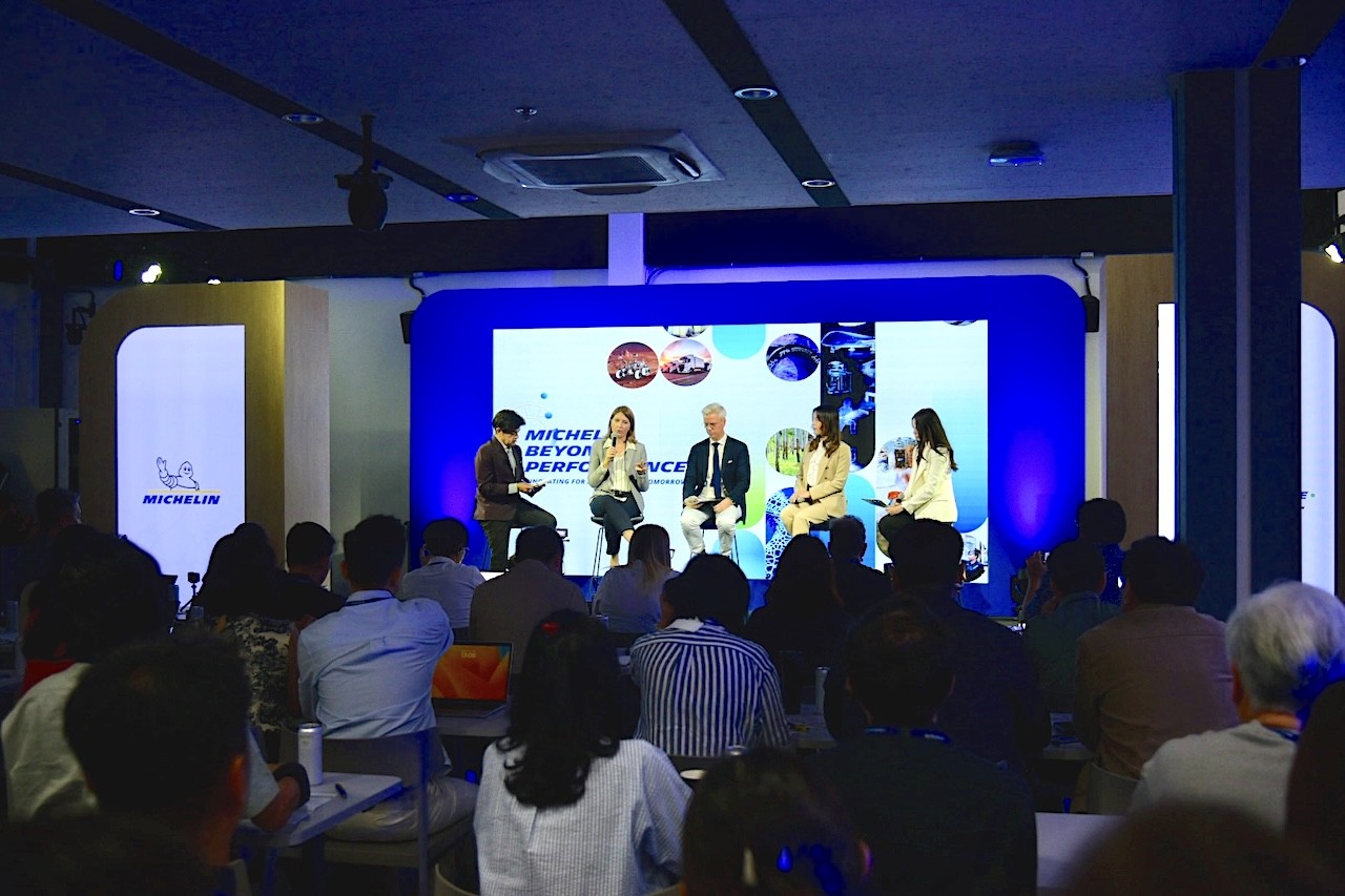 1-phien-toa-dam-voi-su-tham-gia-cua-cac-doi-tac-chien-luoc-cua-michelin-gom-dhl-mon-transport-va-sweetvarnvarn-1761824416.jpg