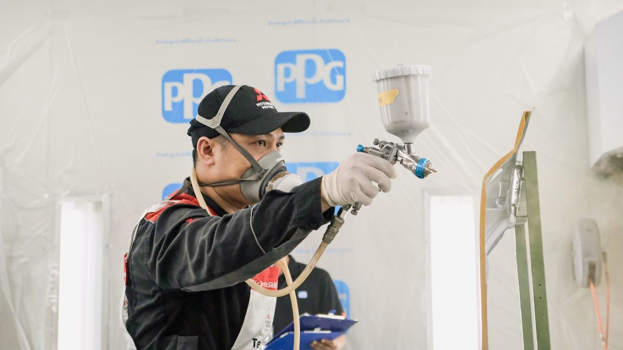 ky-thuat-vien-thao-tac-voi-cong-nghe-son-ppg-de-tai-tao-mau-son-oem-chuan-xac-1792560753.jpg