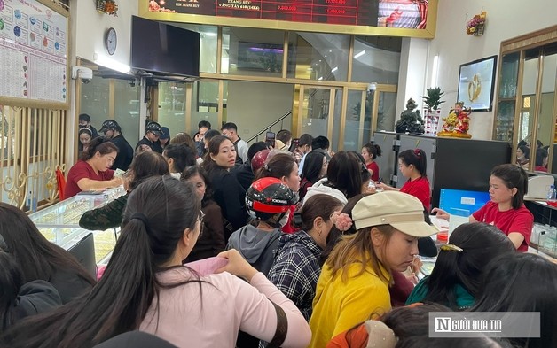 Phố vàng xứ Nghệ đông nghịt người ngày vía Thần Tài