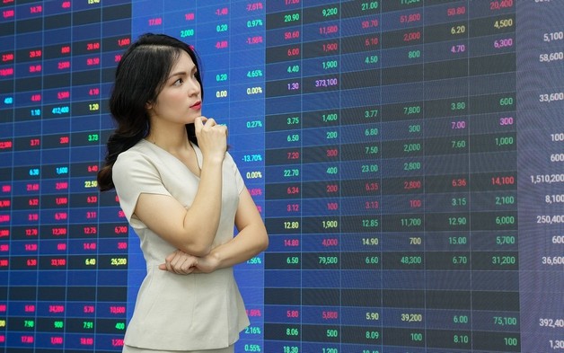 VN-Index áp sát vùng 1.900 điểm, có nên chốt lời?