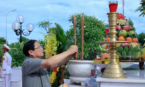 Thủ tướng dâng hương, viếng Đại tướng Võ Nguyên Giáp và các anh hùng, liệt sĩ