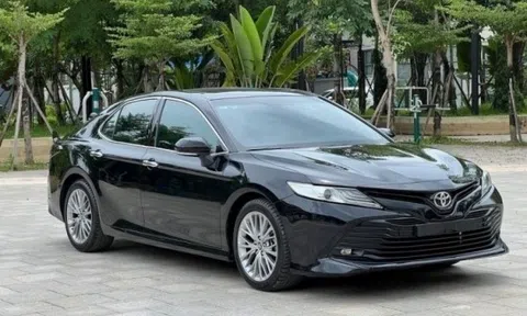 Toyota Camry "rẻ hơn" nửa tỷ: Xe nhập, đời mới, chốt ngay kẻo lỡ!