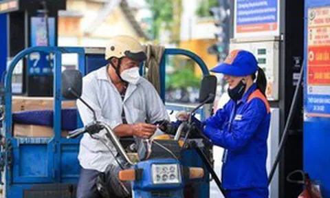 Giá xăng dầu giảm mạnh, RON95 xuống dưới 22.000 đồng/lít