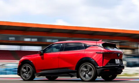 Mua VinFast VF 7, nhận thêm quà lớn tương đương 50% lệ phí trước bạ