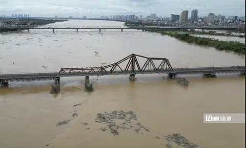 Cận cảnh nước lũ tại cầu Chương Dương và cầu Long Biên