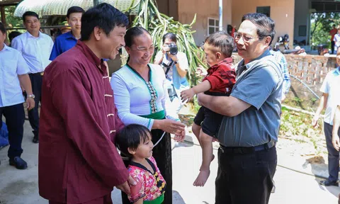 Thủ tướng thăm nhà mới của các hộ nghèo tại Hòa Bình