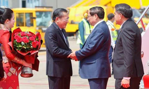 Thủ tướng Phạm Minh Chính tới Vientiane, bắt đầu chuyến công tác tham dự Hội nghị Cấp cao ASEAN