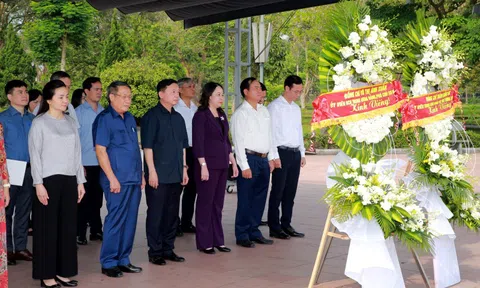 Phó Chủ tịch nước Võ Thị Ánh Xuân, Phó Thủ tướng Trần Hồng Hà dâng hương tri ân các Anh hùng liệt sĩ tại Quảng Trị