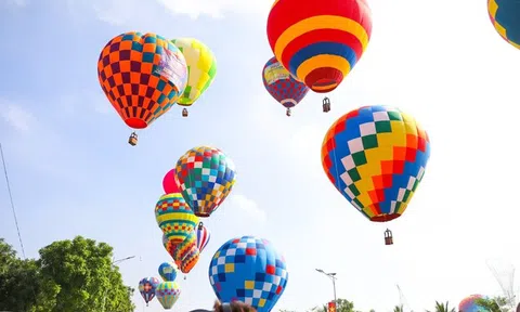 Khinh khí cầu rực rỡ trên bầu trời Đồng Nai mừng Đại lễ 30/4