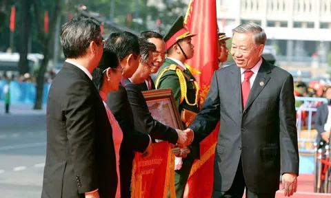 Đảng bộ, chính quyền và nhân dân TPHCM nhận Danh hiệu Anh hùng Lao động