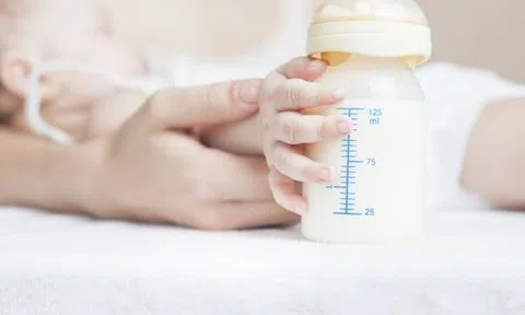 Men vi sinh có nguồn gốc từ sữa mẹ LC40® đã được chứng minh lâm sàng, hỗ trợ sức khỏe trẻ sơ sinh và phụ nữ cho con bú