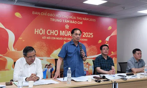 Đẩy nhanh tiến độ thi công các gian hàng Hội chợ Mùa thu