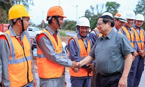 Thủ tướng: "Không lãng phí một ngày" trong triển khai các dự án phục vụ APEC tại Phú Quốc