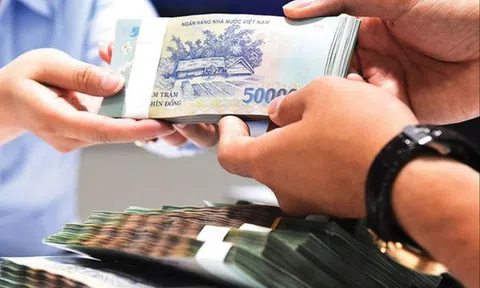 Lương, tiền công từ 5 triệu đồng phải chuyển khoản