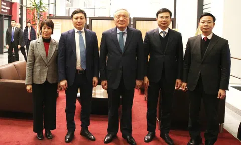 Phó Thủ tướng Thường trực Nguyễn Hoà Bình bắt đầu chuyến thăm làm việc tại Kazakhstan