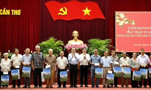 Chủ tịch Quốc hội gặp các nguyên lãnh đạo và tặng quà gia đình chính sách TP. Cần Thơ