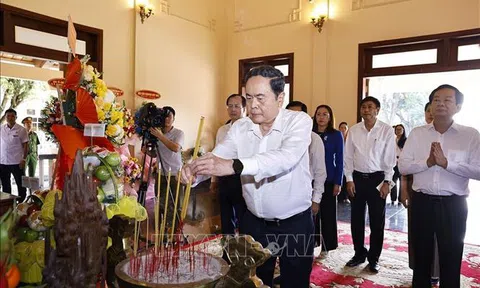 Chủ tịch Quốc hội Trần Thanh Mẫn dâng hương tưởng nhớ các lãnh đạo Đảng, Nhà nước