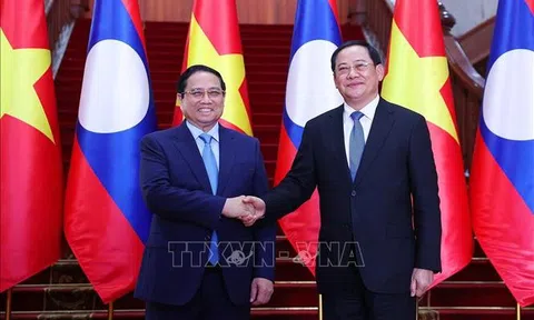Thủ tướng Phạm Minh Chính gặp Thủ tướng Lào