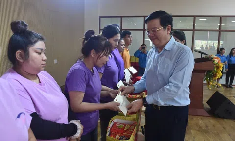 Phó Thủ tướng Mai Văn Chính thăm và tặng quà Tết tại tỉnh Tây Ninh