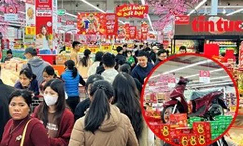 Người dân đổ xô mua sắm Tết, siêu thị đồng loạt tung khuyến mãi lớn