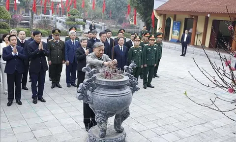 Tổng Bí thư Tô Lâm dâng hương tưởng niệm các đồng chí lãnh đạo tiền bối