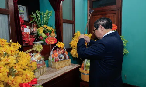 Thủ tướng Phạm Minh Chính dâng hương tưởng nhớ Chủ tịch Hồ Chí Minh