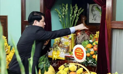 Chủ tịch nước Lương Cường dâng hương tưởng niệm Chủ tịch Hồ Chí Minh