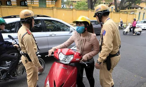 “Quên mang” và “không có” giấy tờ khi lái xe, mức phạt khác nhau thế nào?