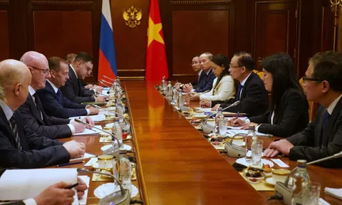 Đặc phái viên của Tổng Bí thư Tô Lâm hội kiến Chủ tịch Đảng Nước Nga Thống nhất và Chủ tịch Đảng Cộng sản LB Nga
