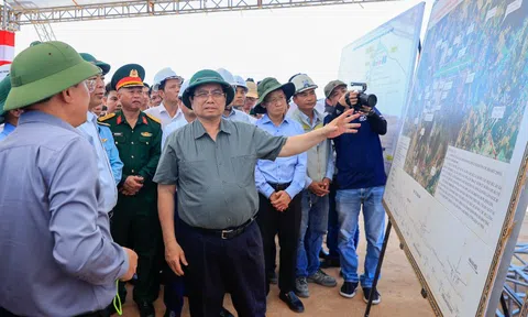 Thủ tướng kiểm tra thực địa các dự án cao tốc, sân bay tại Quảng Ngãi và Gia Lai