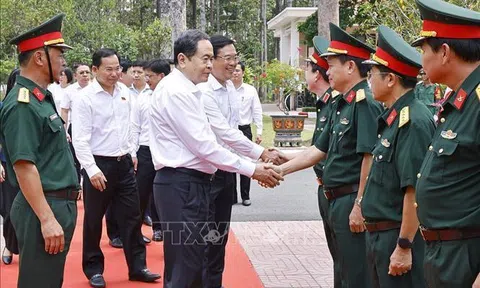 Chủ tịch Quốc hội Trần Thanh Mẫn thăm, làm việc với Sư đoàn 9