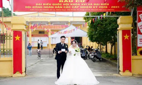 Cô dâu, chú rể cùng đi bỏ phiếu ngay trong ngày cưới