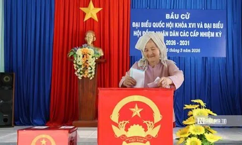 Bí thư Tỉnh ủy, Chủ tịch UBND tỉnh cùng hơn 2 triệu cử tri Tây Ninh thực hiện quyền công dân