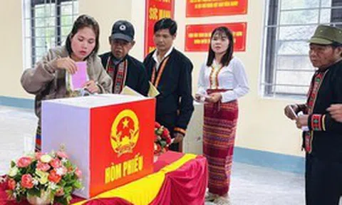 Hà Tĩnh: Dùng xe chuyên dụng hỗ trợ cử tri dân tộc Chứt đi bỏ phiếu