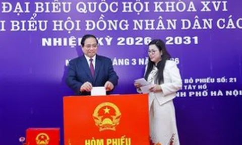 Thủ tướng Phạm Minh Chính cùng cử tri bỏ phiếu bầu cử tại phường Tây Hồ, Hà Nội