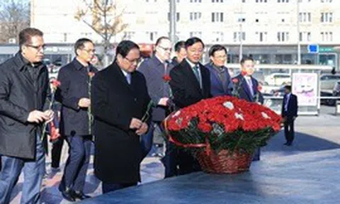 Thủ tướng dâng hoa tại Tượng đài Chủ tịch Hồ Chí Minh và Đài tưởng niệm Liệt sĩ Vô danh ở Moscow (Nga)