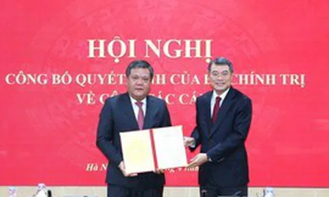 Đồng chí Lê Minh Hưng trao Quyết định của Bộ Chính trị chuẩn y đồng chí Trần Phong giữ chức Bí thư Tỉnh uỷ Khánh Hoà