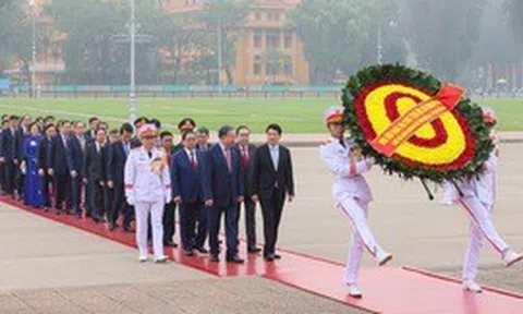 Đại biểu Quốc hội khóa XVI vào Lăng viếng Chủ tịch Hồ Chí Minh trước giờ khai mạc kỳ họp thứ nhất