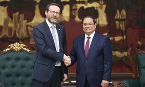 Thủ tướng Phạm Minh Chính tiếp Đại sứ Anh Iain Frew