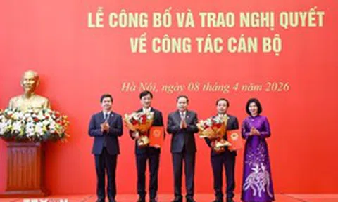 Chủ tịch Quốc hội Trần Thanh Mẫn trao Nghị quyết phê chuẩn Trưởng Đoàn đại biểu Quốc hội