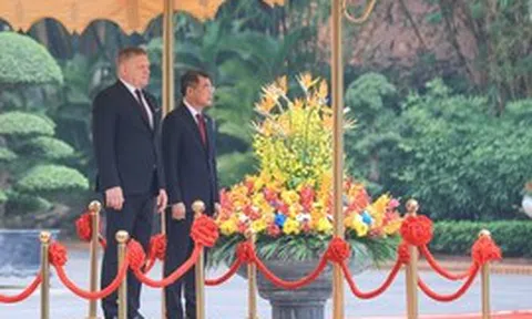 Thủ tướng Lê Minh Hưng chủ trì lễ đón Thủ tướng Slovakia thăm chính thức Việt Nam