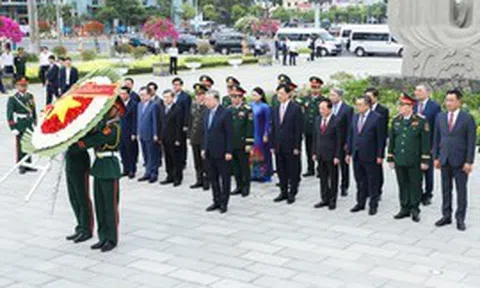 Tổng Bí thư, Chủ tịch nước Tô Lâm dâng hương tưởng niệm các Anh hùng liệt sĩ tại TP. Đà Nẵng