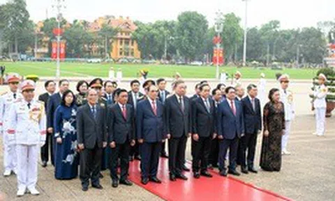 Lãnh đạo Đảng, Nhà nước vào Lăng viếng Chủ tịch Hồ Chí Minh nhân kỷ niệm 51 năm Ngày giải phóng miền Nam, thống nhất đất nước