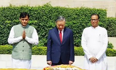 Tổng Bí thư, Chủ tịch nước Tô Lâm đặt vòng hoa tại Khu tưởng niệm Mahatma Gandhi và Tượng Chủ tịch Hồ Chí Minh