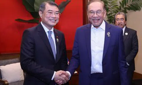 Thủ tướng Lê Minh Hưng gặp Thủ tướng Malaysia Anwar Ibrahim