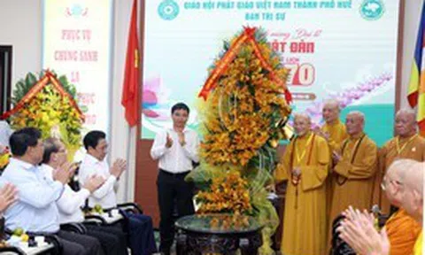 Phó Thủ tướng Nguyễn Văn Thắng chúc mừng Đại lễ Phật đản tại Huế