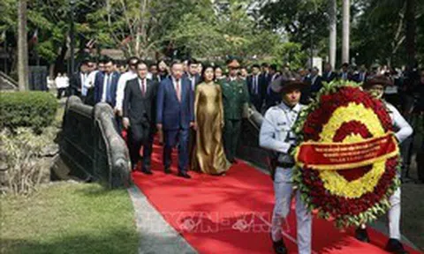Tổng Bí thư, Chủ tịch nước Tô Lâm dâng hoa tại Tượng đài Chủ tịch Hồ Chí Minh ở Philippines
